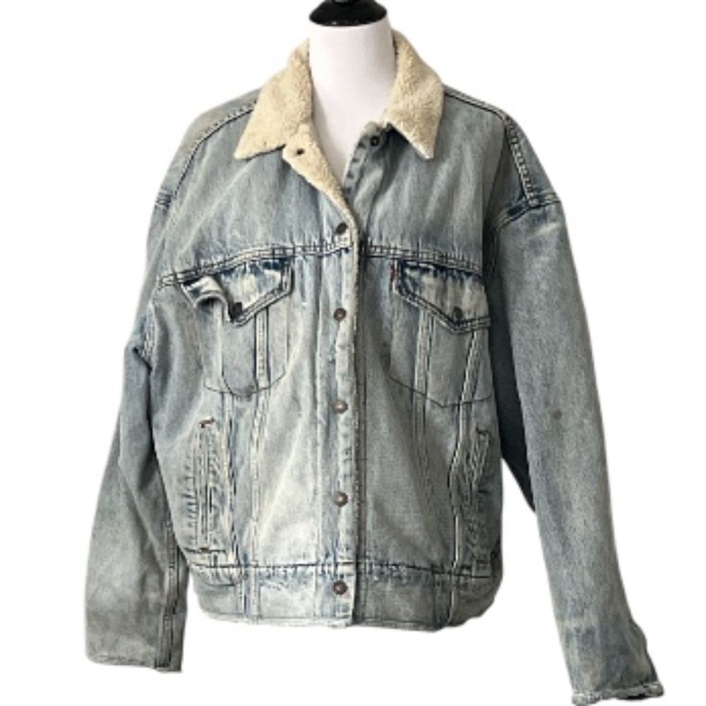 Levi’s Women’s Vintage Premium Sherpa Trucker Jacket - Washed Denim size XL